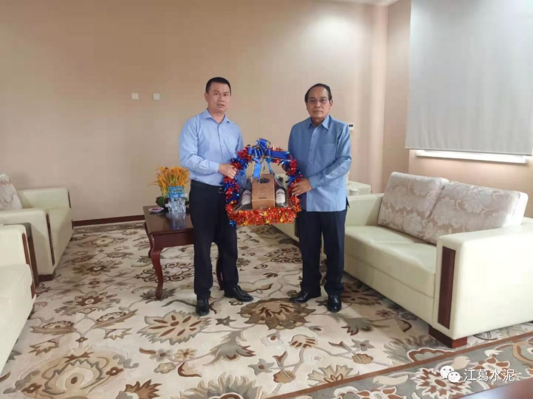 老挝国家副主席本通·吉玛尼与总司理温耀盛合影